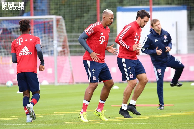 高清欣赏胡梅尔斯和诺伊尔上脚猎鹰2018