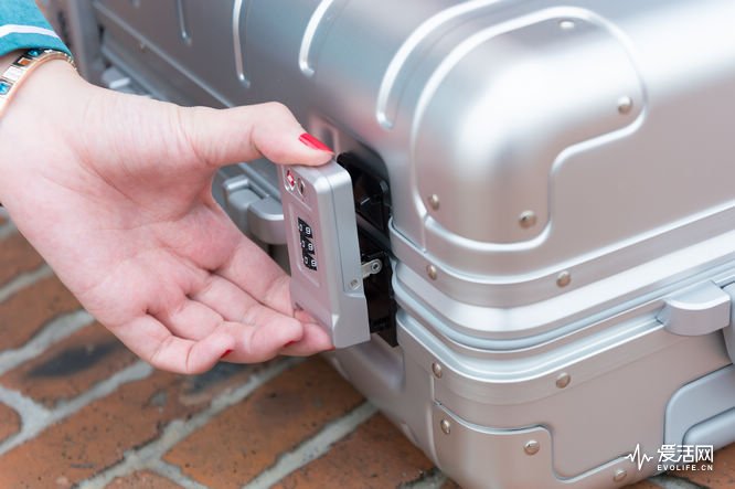 我拖着小米90分旅行箱上街的时候有人问我：这个是薛之谦同款吗？