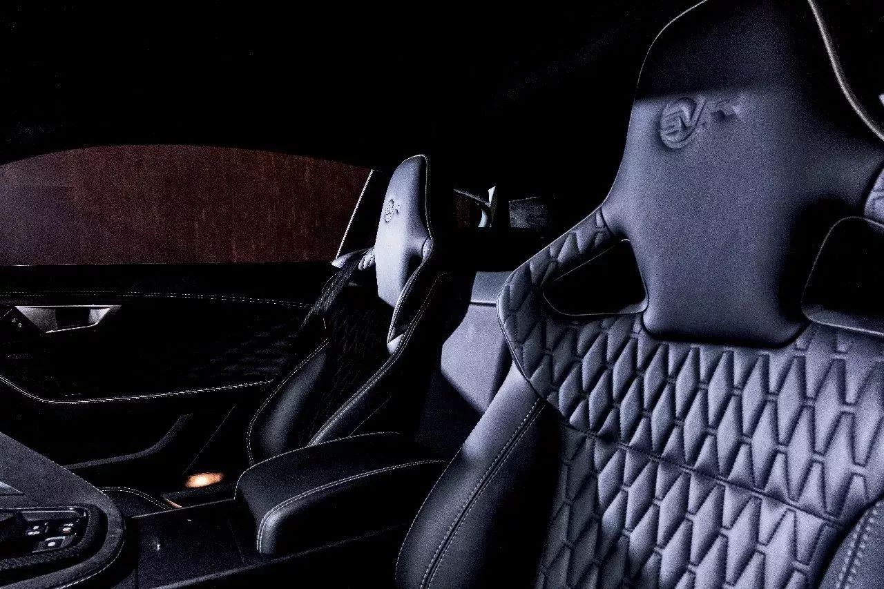 在夜晚开超跑,夜幕来临开车