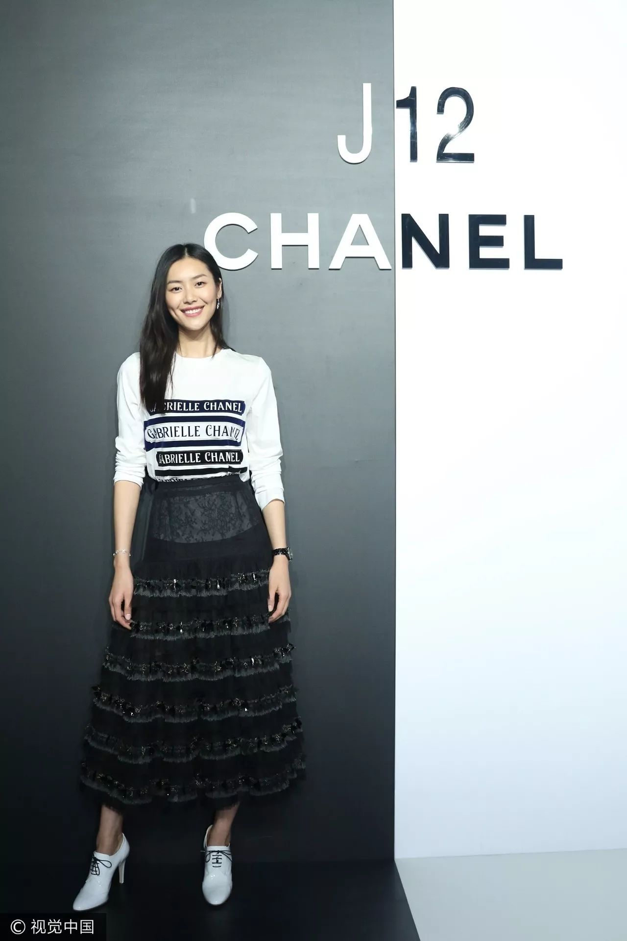 叹为观止！香奈儿把瀑布搬到了大皇宫！猜猜刘雯最近朋友圈发了什么？