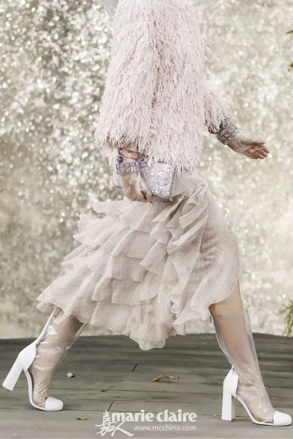 跟GD和表姐来到香奈儿“水帘洞”，看完我开始期待下雨天！