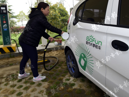 记者武汉体验华为汽车,记者试骑共享单车