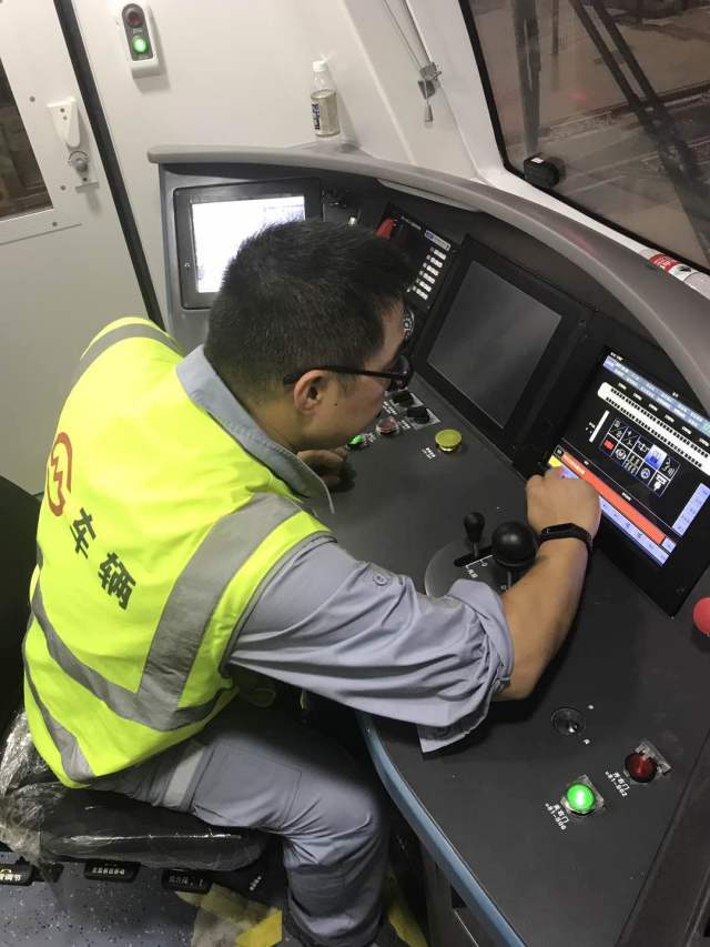 「长假Day5」“十一黄金周”你放假我保驾:幕后地铁人在忙些啥?