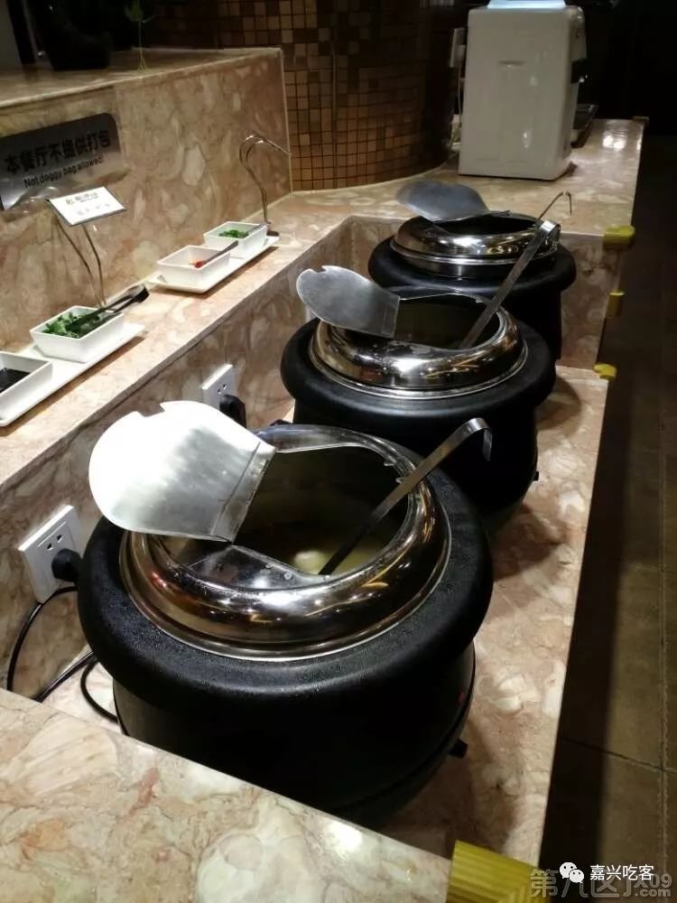 网友说｜点一份牛排竟能免费吃几十道菜，还有这种好事？