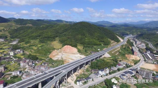 惊！泉州：一女子欲跳河轻生/一货轮在晋江海域触礁16名船员被困船上/泉州又一高速路通车在即！