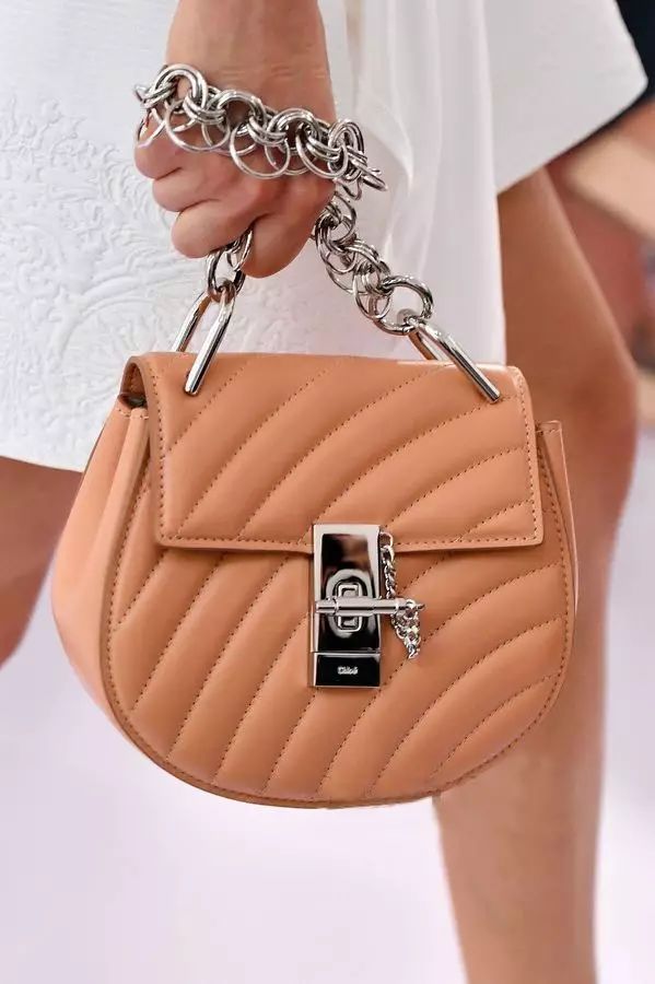 刘雯唐嫣同款小猪包,刘雯背的新款包是什么品牌