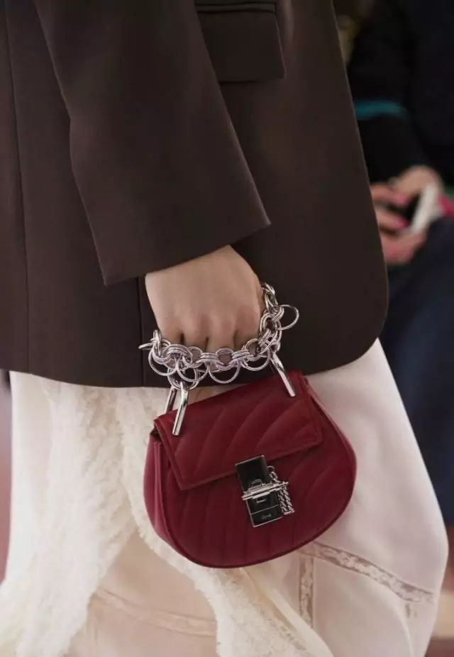 刘雯唐嫣同款小猪包,刘雯背的新款包是什么品牌