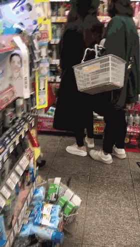 范冰冰现身药妆店,范冰冰来日本药妆店买了什么