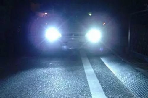 滥用远光灯?小心出事故担责!对付“远光*党**”还有这招……