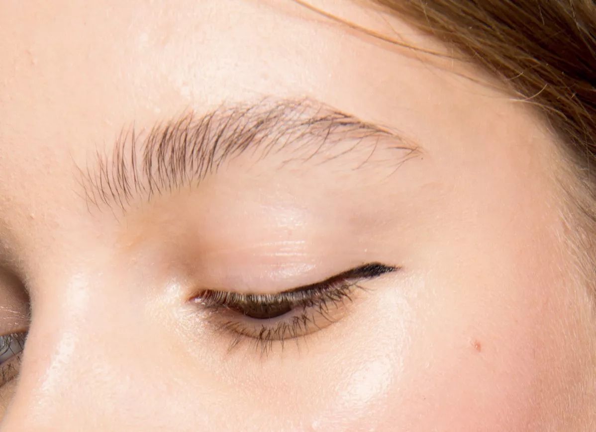 眼线怎么画好看又粗又黑 (看着很野的眼线怎么画)