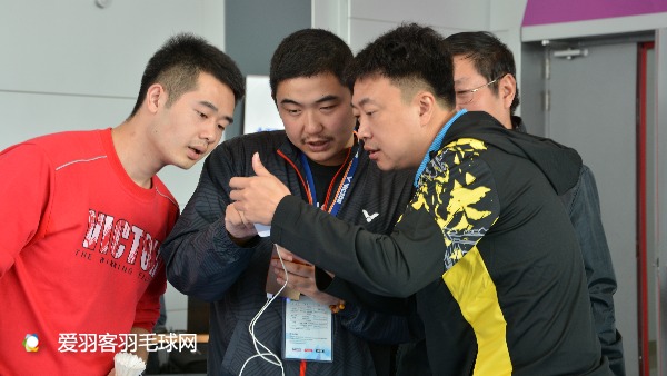 看看这群人的坚持，你敢说你比他们更热爱羽毛球吗？