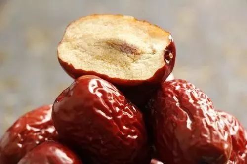 煲汤时加什么可以补气养血呢,据说喝了补血药之后有神奇的力量