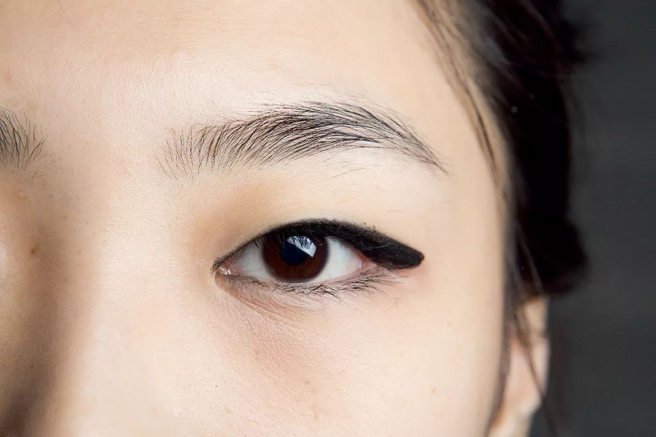 眼线怎么画好看又粗又黑 (看着很野的眼线怎么画)