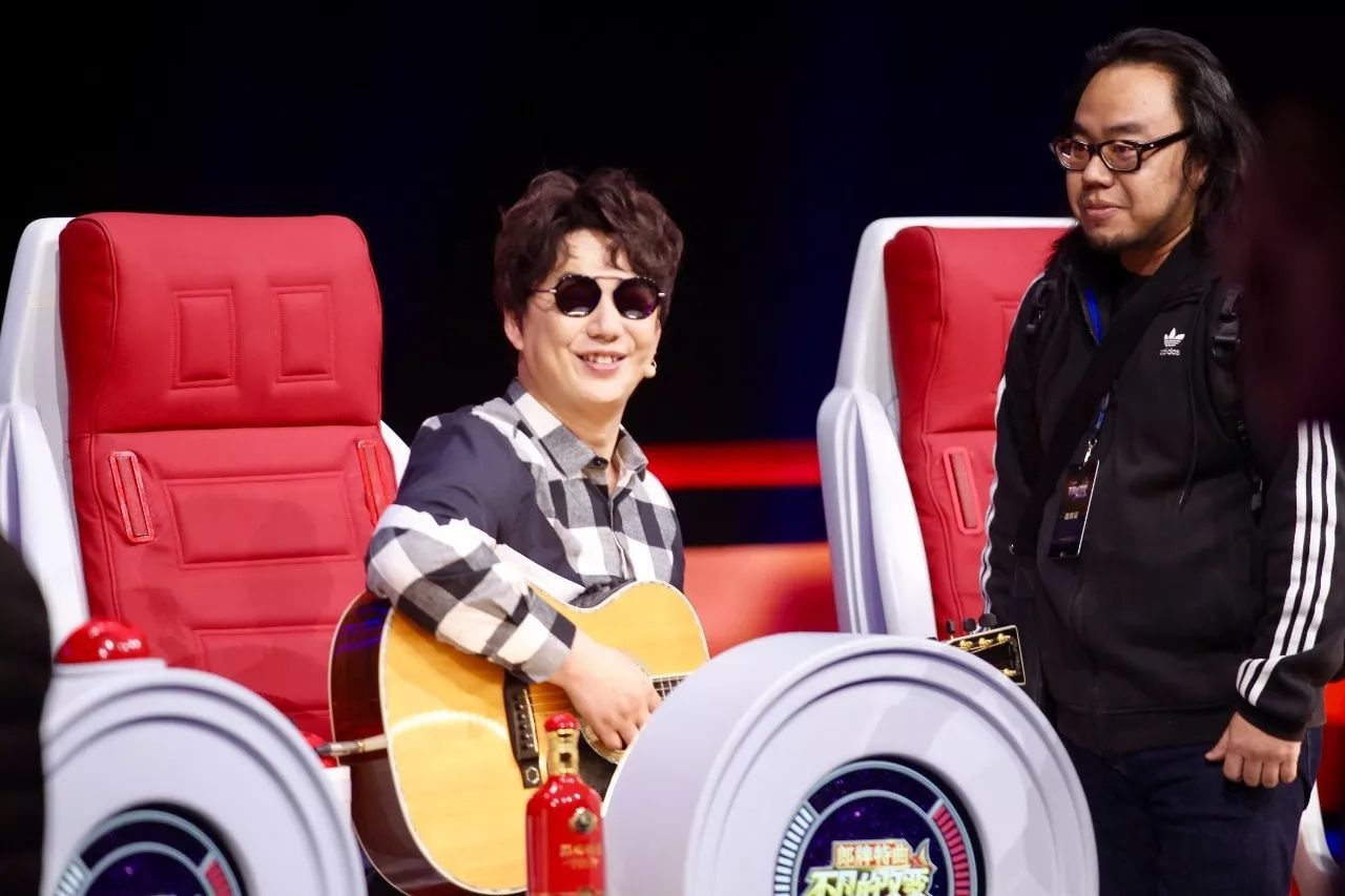 “水手”郑智化泣不成声，“失态”黄小琥上节目认亲