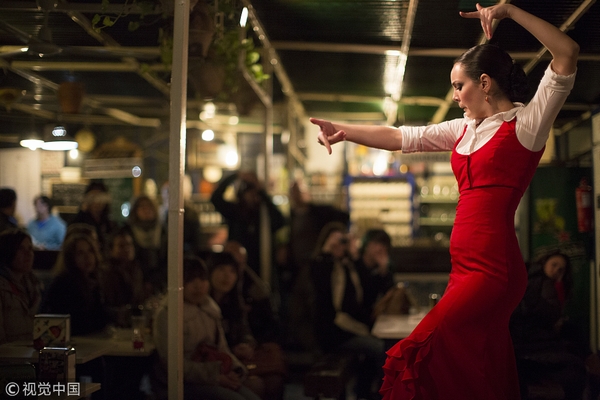 在西班牙街头这般你侬我侬好想去那里偶遇双宋夫妇