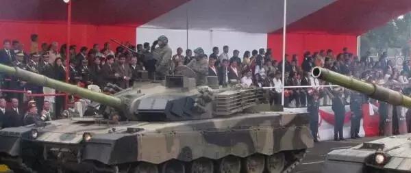 一国当年买中国先进坦克,风光阅兵后却要退货,如今故技重施又买无人机?