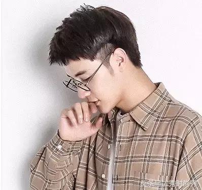 露额头刘海发型男圆脸,男生刘海在额头中央适合什么发型