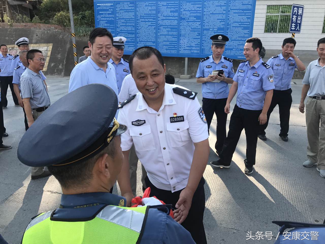 政府领导看望慰问一线执勤人员,公安局长慰问雨中执勤交警