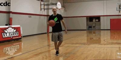 突破时防守人不往前抢怎么过人,面对重心低的防守人如何过人