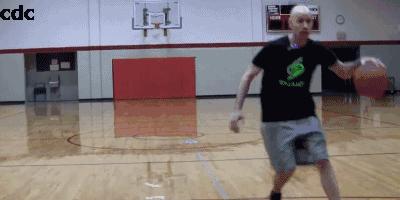 突破时防守人不往前抢怎么过人,面对重心低的防守人如何过人