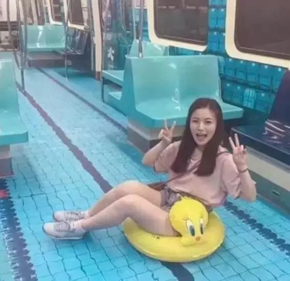 地铁站秒变游泳池,地铁变游泳池