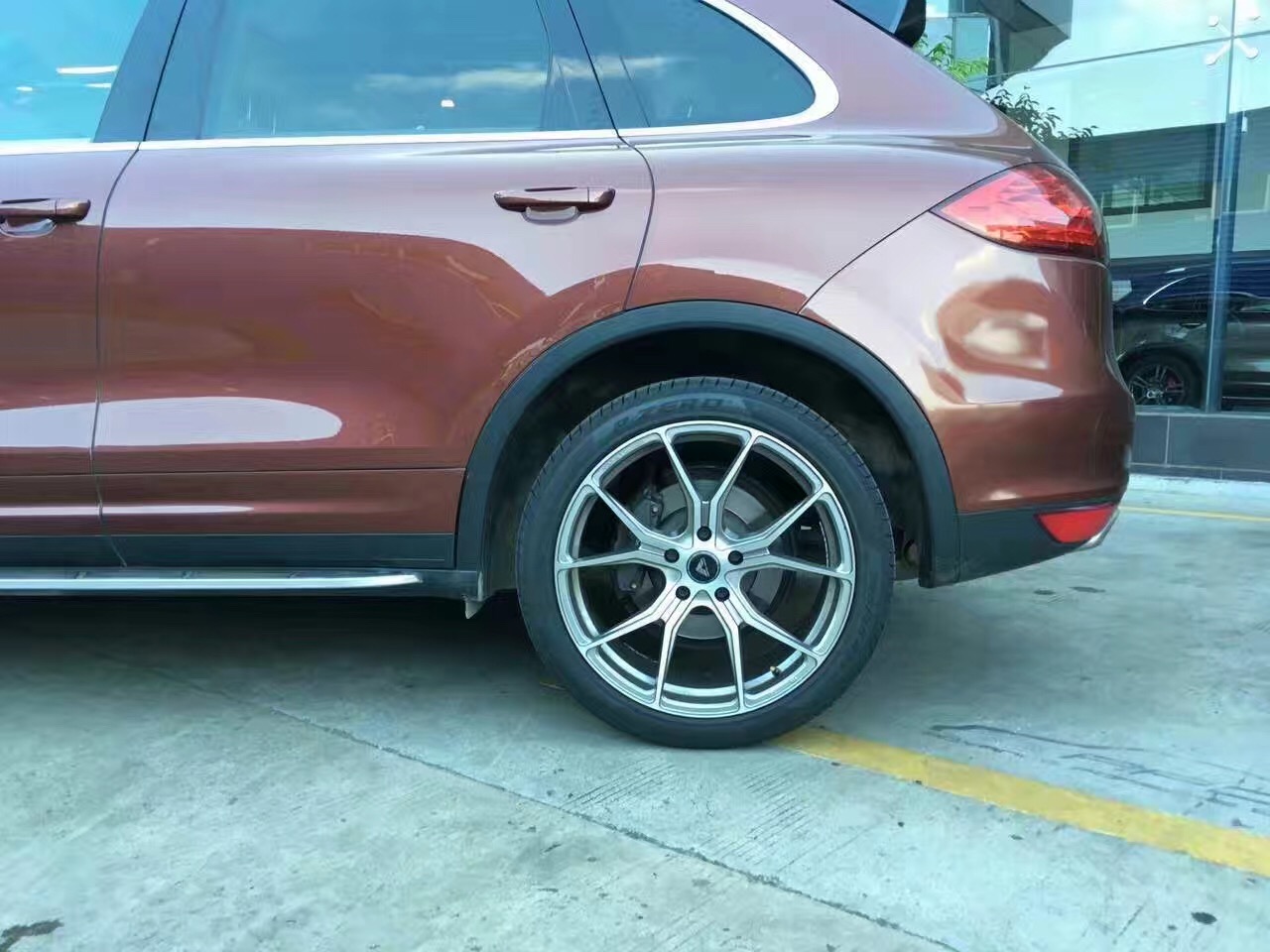 你的家车改了没买菜车保时捷卡宴升级21寸大V轮毂加哈曼EVO宽体包围，猜下改了多少钱