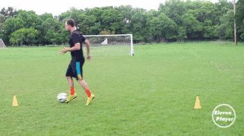 足球带球突破时需要注意什么,足球左脚踩球右脚带球转身教学