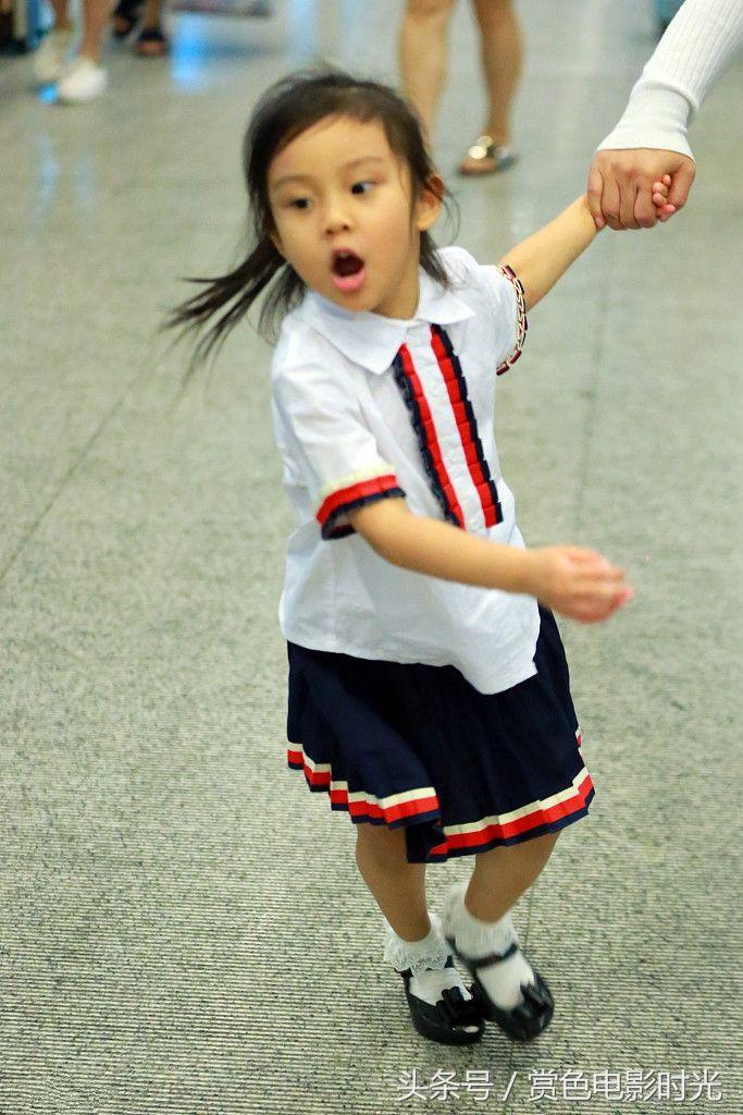 李小璐和甜馨亲子装现身,李小璐甜馨游玩