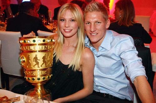 日本足球明星女友,足球明星萨拉女友