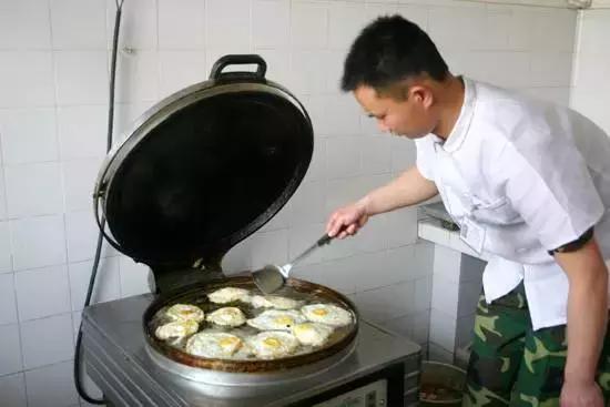 建军90周年：我军“锅碗瓢盆”那些事儿，这回全明白了