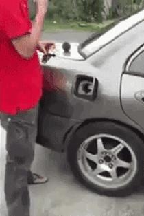 佛前一跪三千年，未见我佛心生怜；莫是尘埃遮佛眼，原是未献香火钱；佛若不贪，为何要世人供奉？