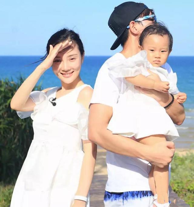 孙俪陪儿子打比赛,孙俪晒儿女踢球照