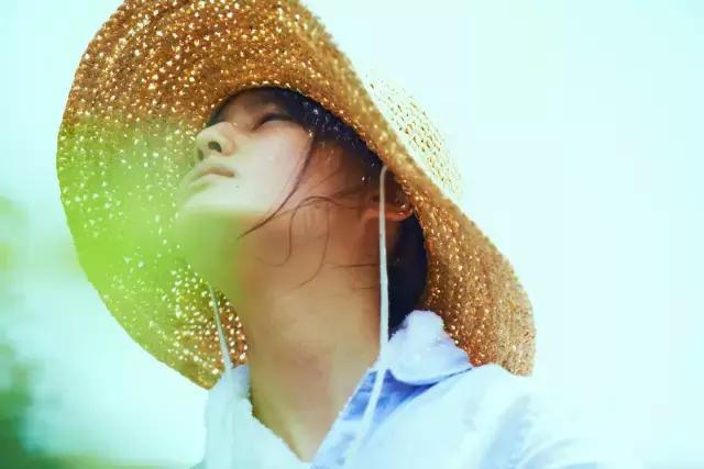 把阳光和时光都锁进玻璃瓶子里，让他在酷夏抚慰你燥热的心