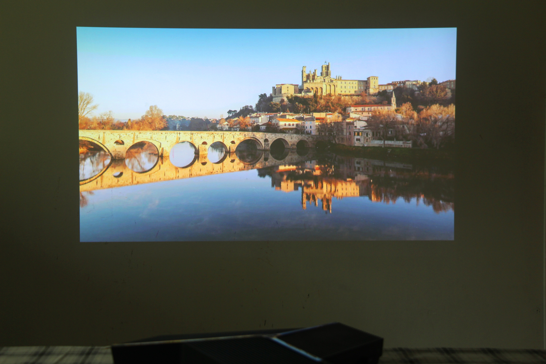 商务投影仪不再笨重难用，“拍拍”即可同屏，操作体验超爽快