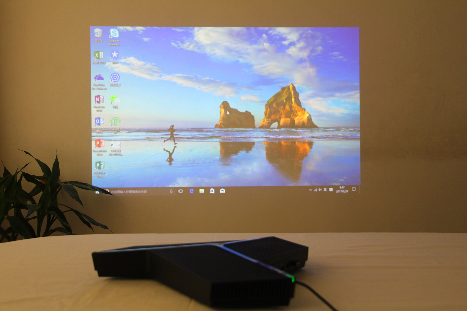 商务投影仪不再笨重难用，“拍拍”即可同屏，操作体验超爽快