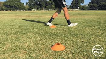 足球正脚背长传球教学,怎么让足球新手快速学会踢弧线球