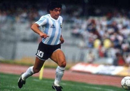 足球史上最伟大十大边锋,史上最伟大球王梅西