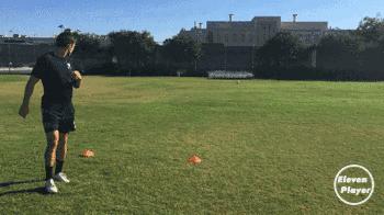 足球怎么练习自己非惯用脚长传,足球长传贴地斩训练方法