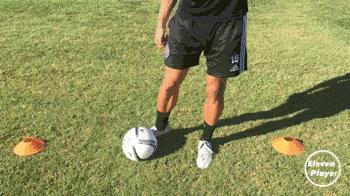 足球怎么练习自己非惯用脚长传,足球长传贴地斩训练方法