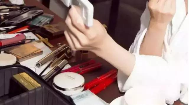 杨幂赵丽颖化妆台，她们都爱用这些化妆品！