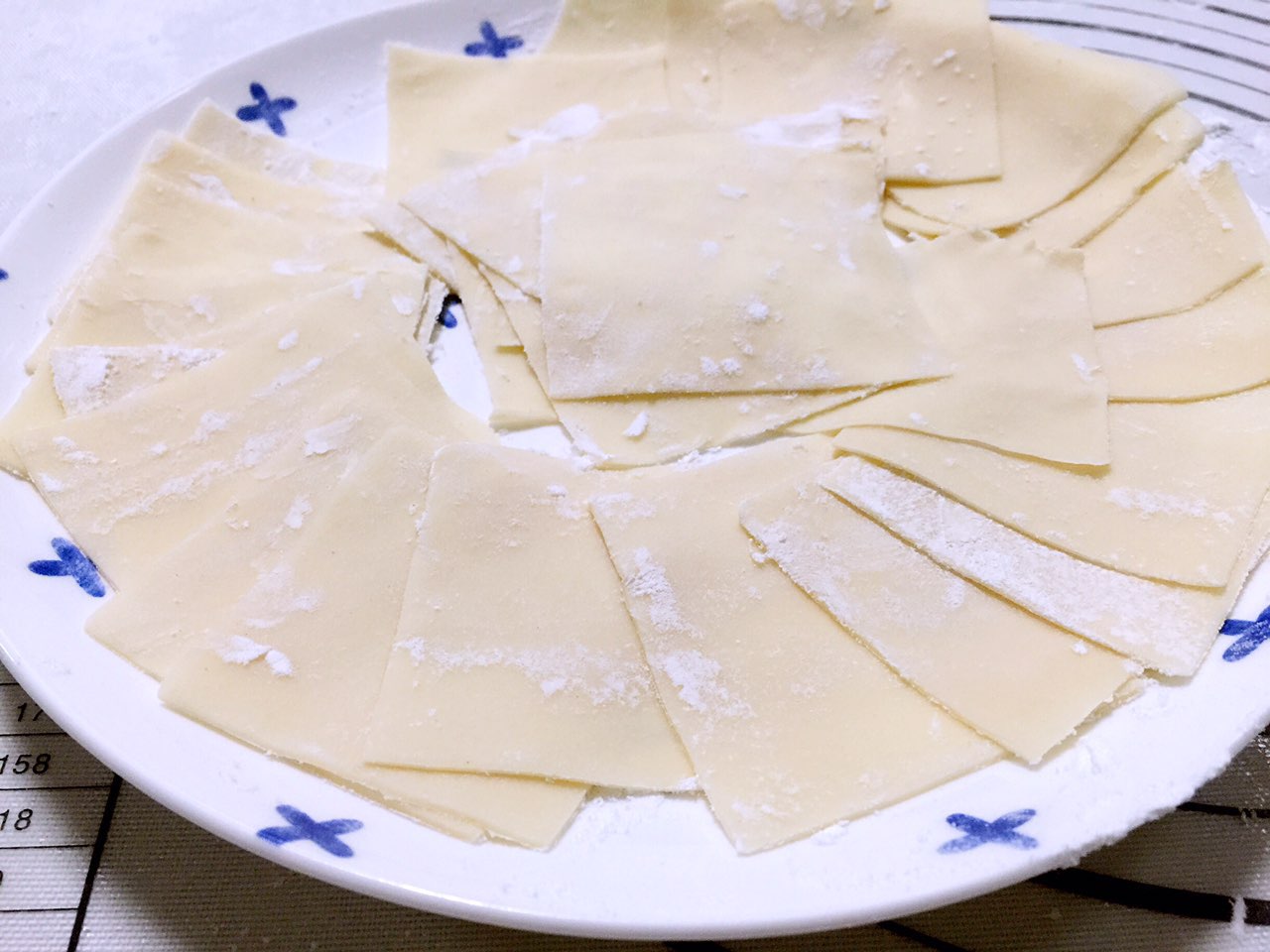 宝宝小馄饨辅食馄饨皮,馄饨辅食怎么调又鲜又嫩
