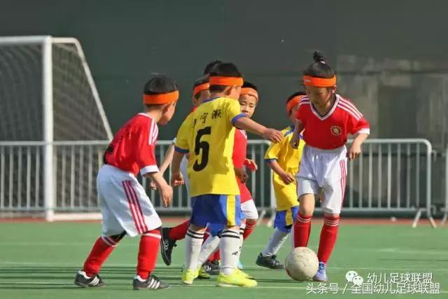 如何跟孩子一起踢足球,怎么才能让孩子爱上足球