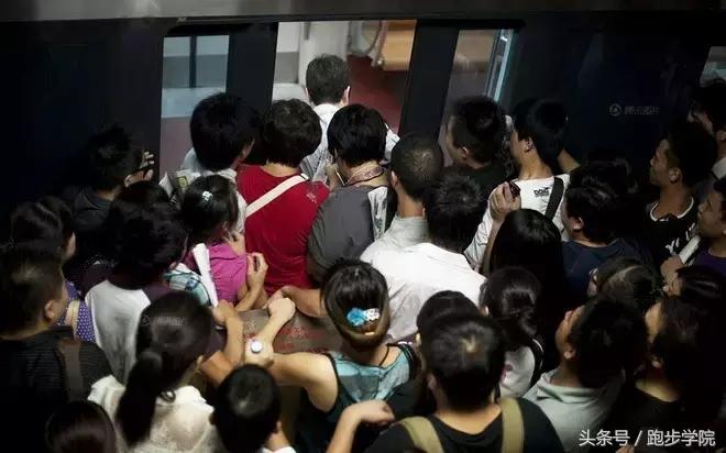 腿肿正确站姿,腿粗是因为胖还是以为腿型不好