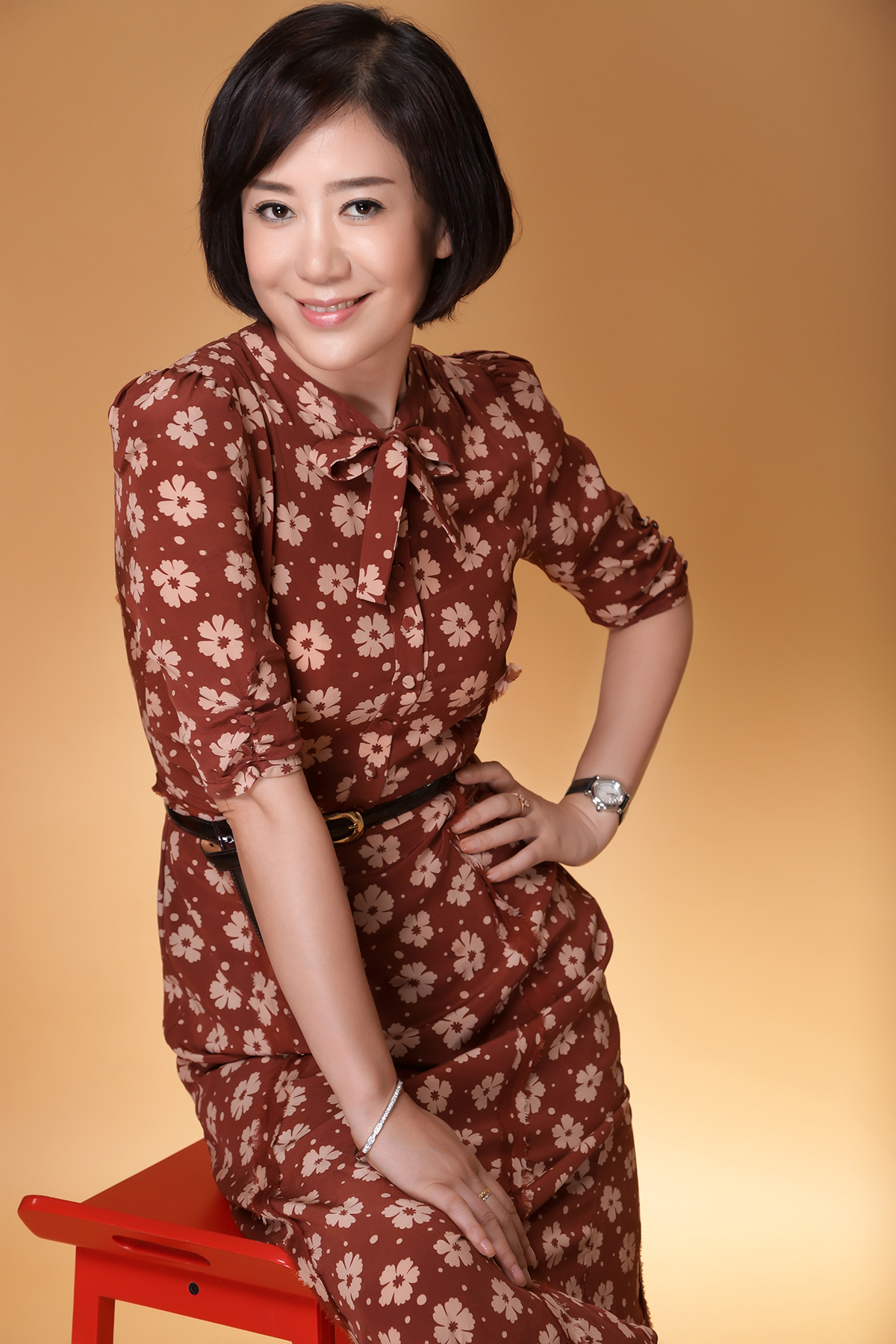 职场白领员工商务形象照,在家怎么拍职场正装照