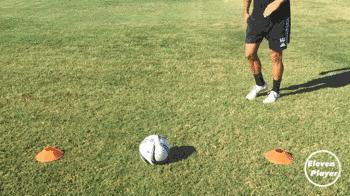 足球怎么练习自己非惯用脚长传,足球长传贴地斩训练方法