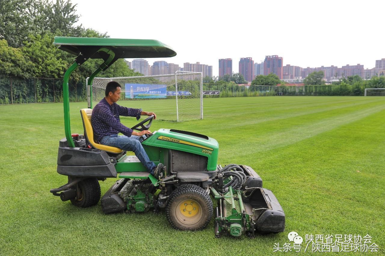陕西足球背后人物系列丨丈八训练基地绿茵美容师，高温下坚守一线保障场地