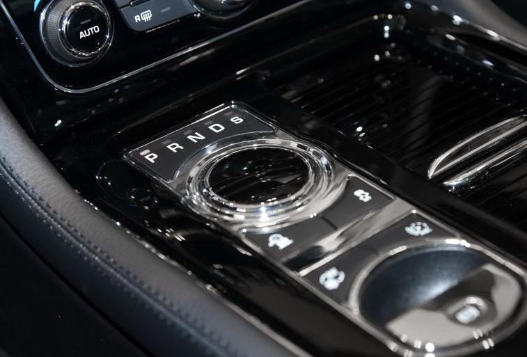 捷豹xjl四驱全景商务版落地多少钱,一步到位买suv