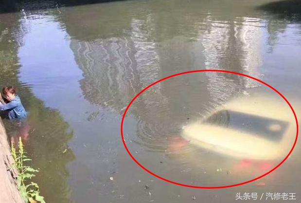 天上下着蒙蒙小雨,这宝马敞篷车挺有个性,披着1张破塑料纸就上路了