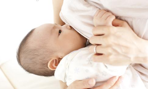 坚持母乳喂养的威力,坚持母乳喂养给宝宝最好的爱