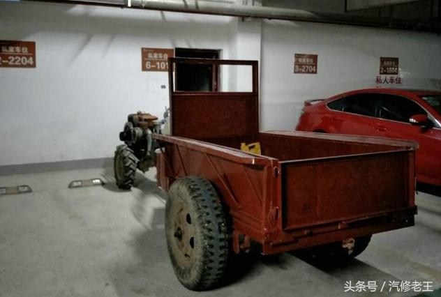 天上下着蒙蒙小雨,这宝马敞篷车挺有个性,披着1张破塑料纸就上路了